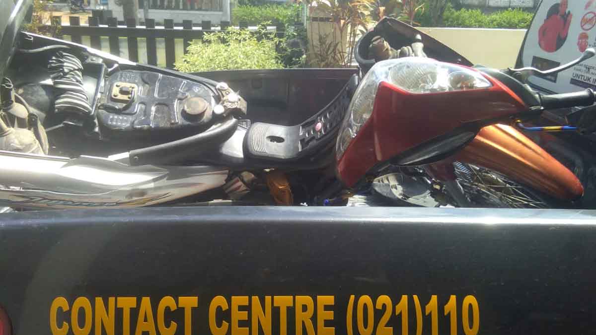 Motor yang terlibat kecelakaan lalu lintas dievakuasi Satlantas Polres Sampang (Foto Rafi @portalmadura.com)