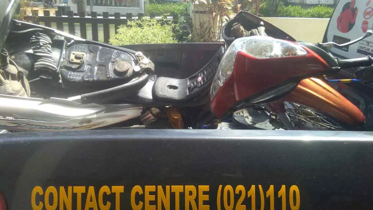 Motor yang terlibat kecelakaan lalu lintas dievakuasi Satlantas Polres Sampang (Foto Rafi @portalmadura.com)