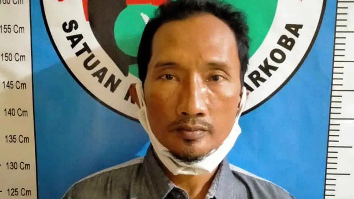 Juhari (43), warga Desa Legung Timur, Kecamatan Batang-Batang, Kabupaten Sumenep, Madura, Jawa Timur diringkus Satresnarkoba Polres Sumenep (Humas Polres Sumenep)