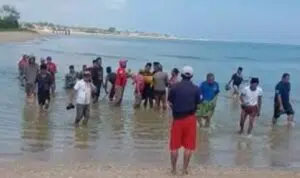 Proses evakuasi korban bunuh diri (Rafi @portalmadura.com)