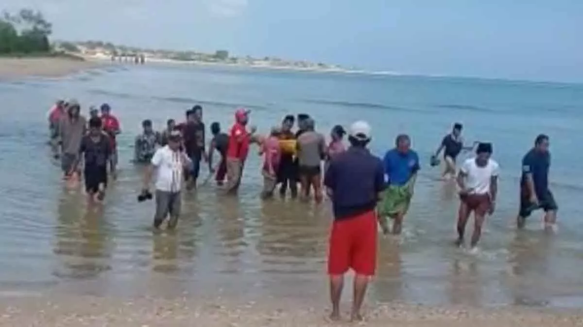 Proses evakuasi korban bunuh diri (Rafi @portalmadura.com)