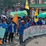 Tolak UU Cipta Kerja, Pengunjuk Rasa Bawa Keranda Mayat di Bangkalan