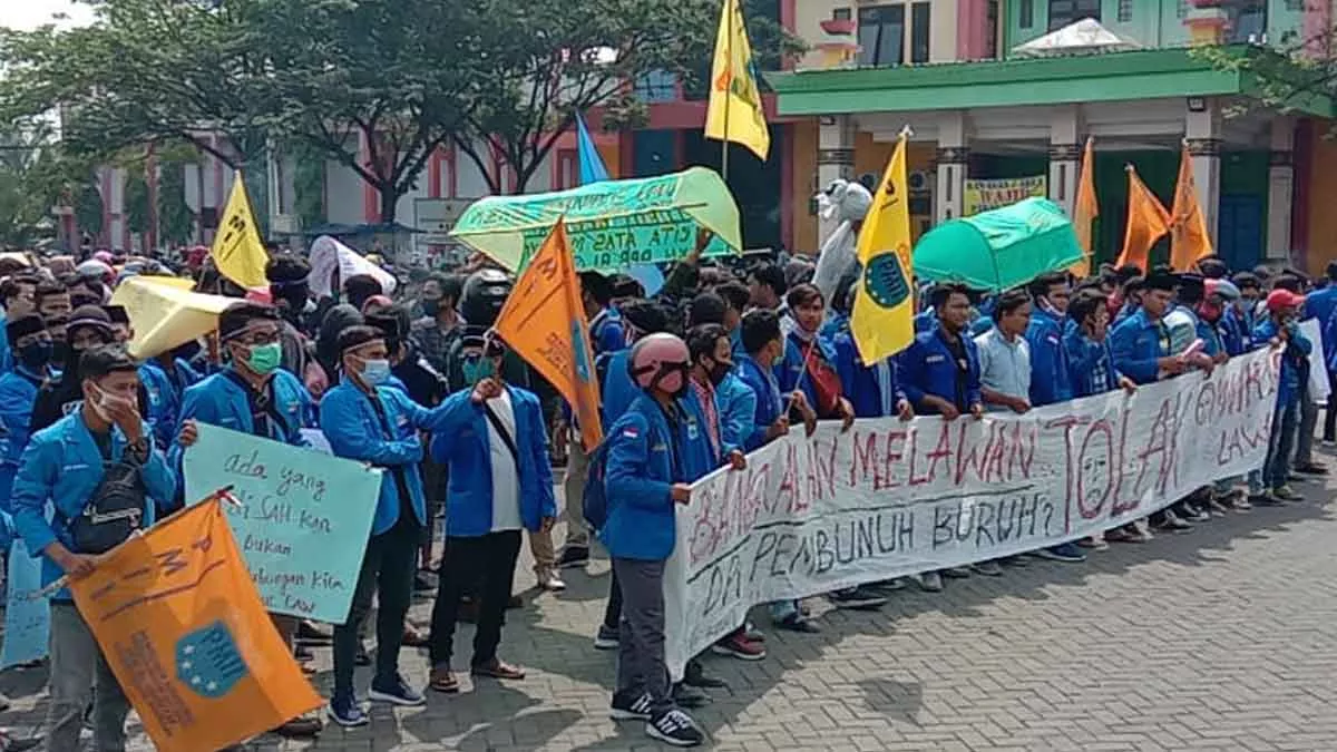 Tolak UU Cipta Kerja, Pengunjuk Rasa Bawa Keranda Mayat di Bangkalan