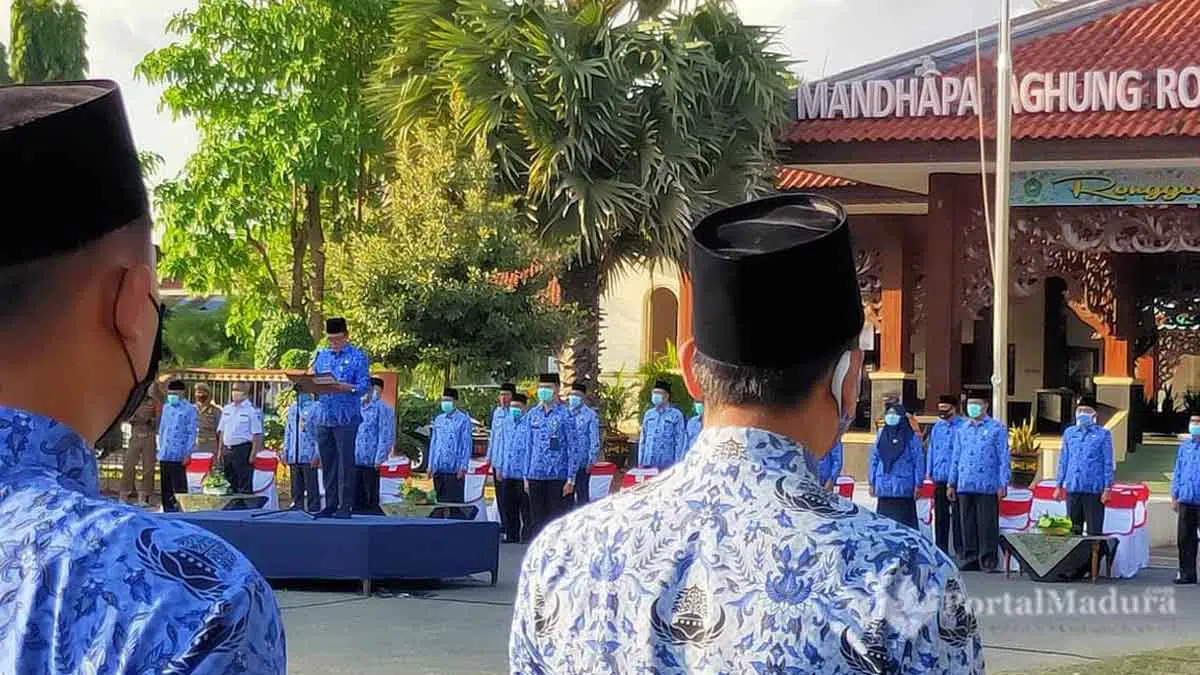 Bupati Pamekasan Ambil Sumpah dan Serahkan SK Pengangkatan CPNSD