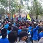 Aksi Tolak UU Omnibus Law Diwarnai Keributan di Sampang