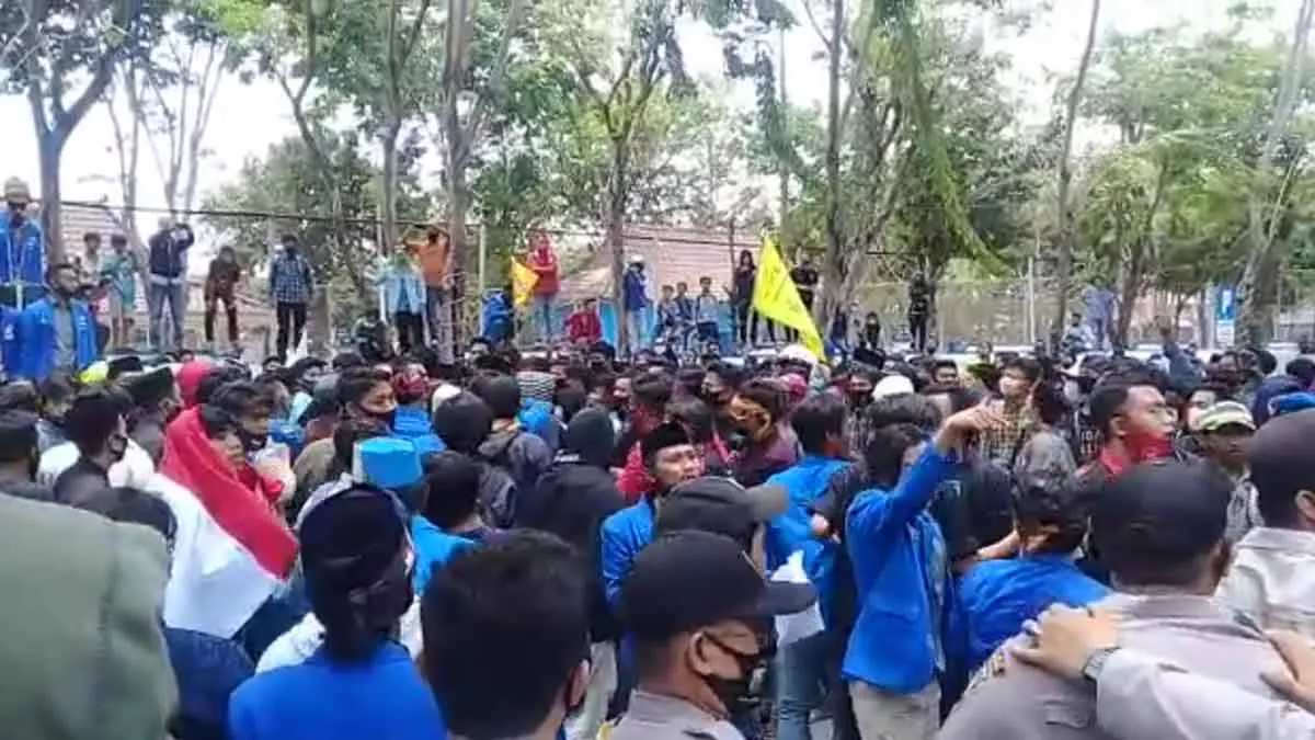 Aksi Tolak UU Omnibus Law Diwarnai Keributan di Sampang