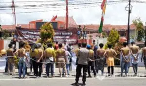 Telanjang Dada, Aksi BEM Sumenep Berlanjut Persoalkan Tambak Udang Rusak Lingkungan
