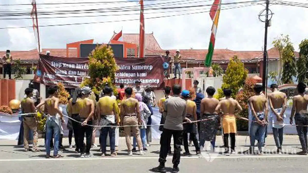 Telanjang Dada, Aksi BEM Sumenep Berlanjut Persoalkan Tambak Udang Rusak Lingkungan