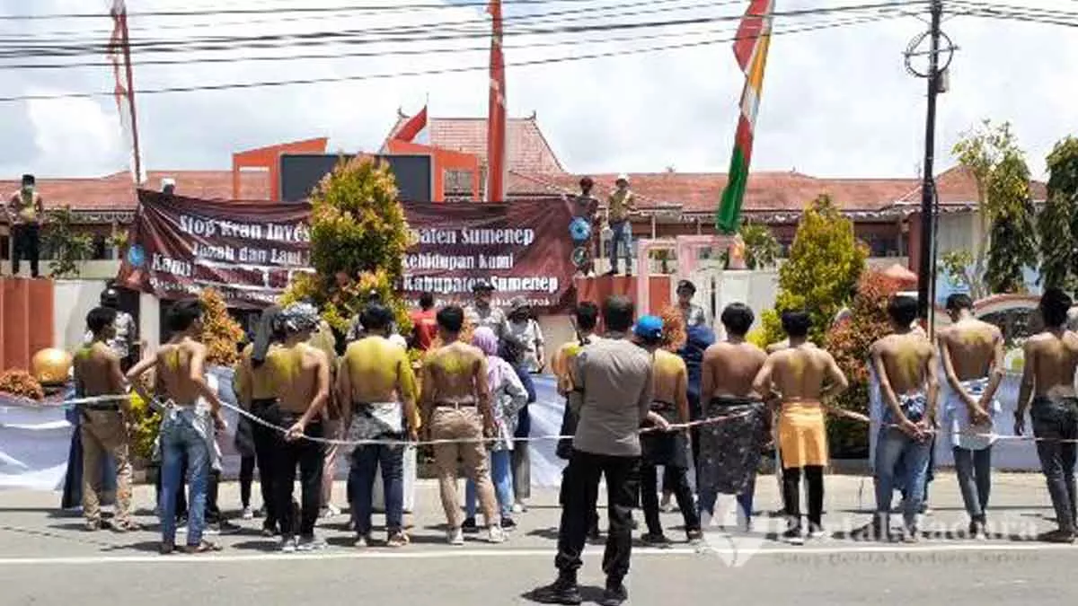 Telanjang Dada, Aksi BEM Sumenep Berlanjut Persoalkan Tambak Udang Rusak Lingkungan