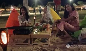 Asyiknya BBQ Malam Hari di Wisata Pantai eKasoghi Sumenep