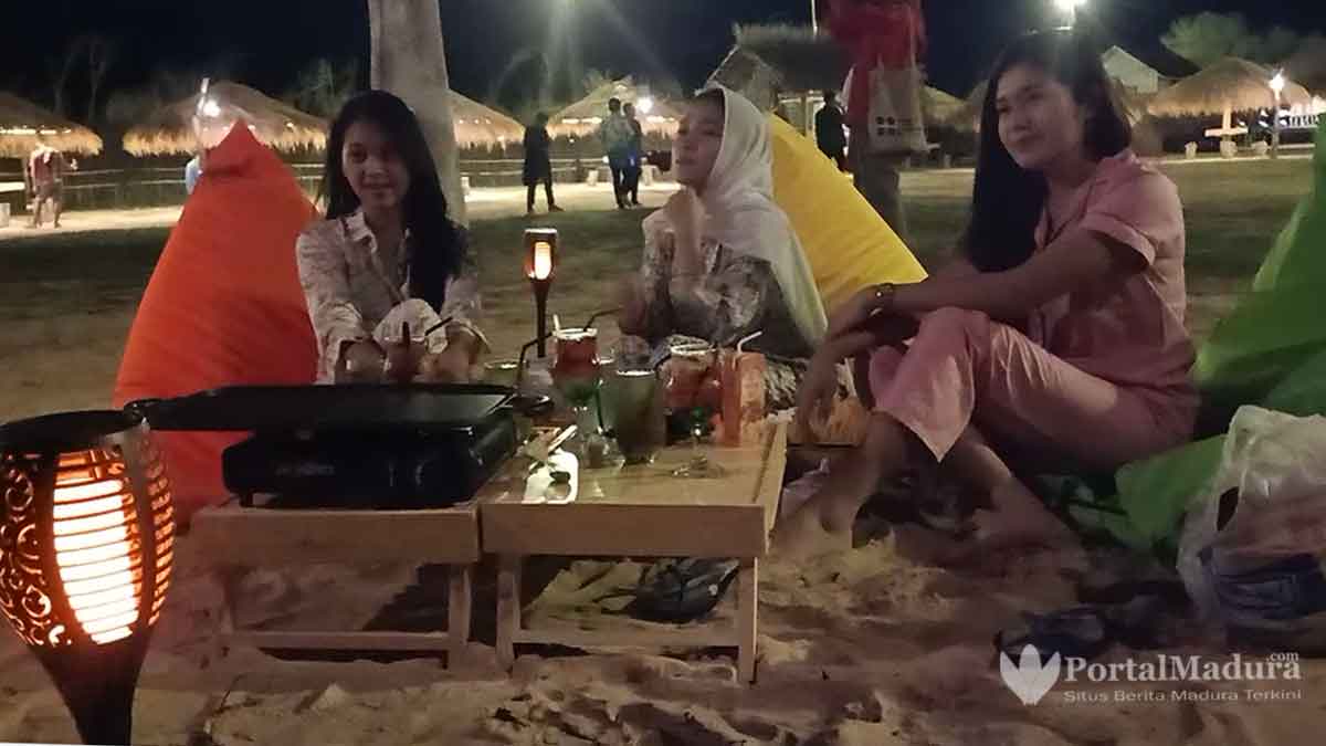 Asyiknya BBQ Malam Hari di  Wisata Pantai  eKasoghi Sumenep 
