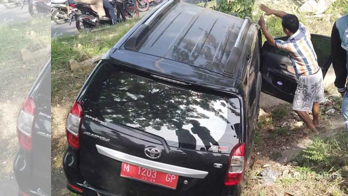 Avanza Plat Merah Terjun ke Sawah di Akses Suramadu sisi Madura