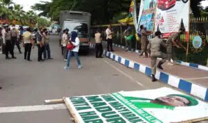 Bangkalan Bersih-Bersih Reklame Tak Bayar Pajak, Gambar HRS Ikut Diturunkan
