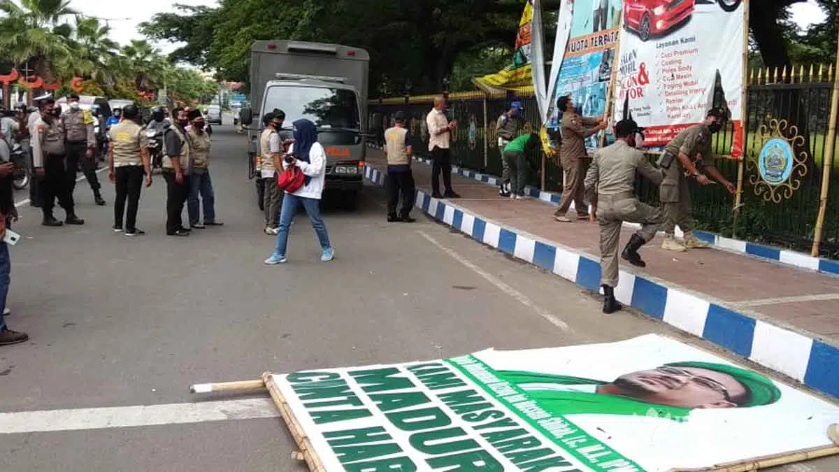 Bangkalan Bersih-Bersih Reklame Tak Bayar Pajak, Gambar HRS Ikut Diturunkan
