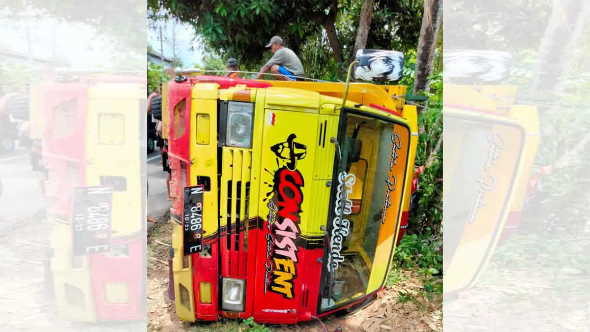 Bermuatan Asbes, Truk Guling di Gapura Sumenep