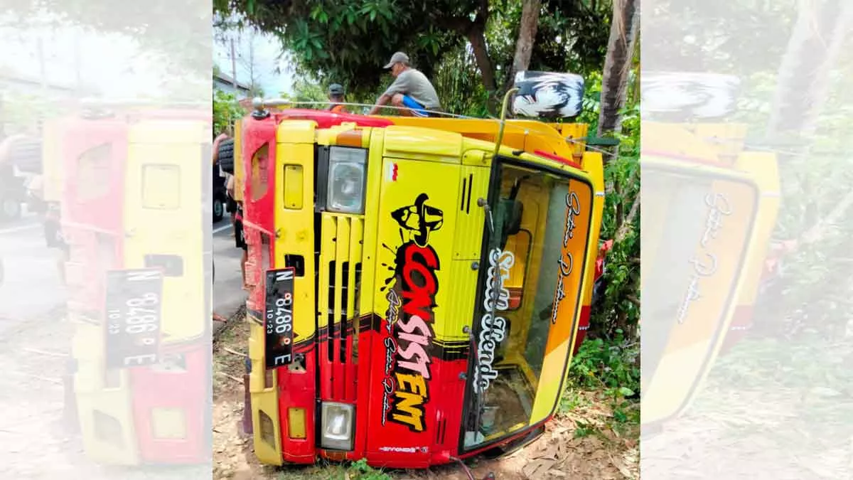 Bermuatan Asbes, Truk Guling di Gapura Sumenep