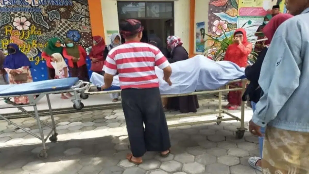 Bocah SD Tewas Tersengat Listrik di Sekolah Saat Main Bola