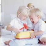 5 Cara Mengatasi Sifat Posesif Anak