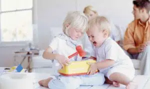 5 Cara Mengatasi Sifat Posesif Anak