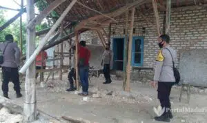 Cegah Kerumunan, Polisi Sampang Bubarkan dan Bongkar Arena Lomba Kelereng