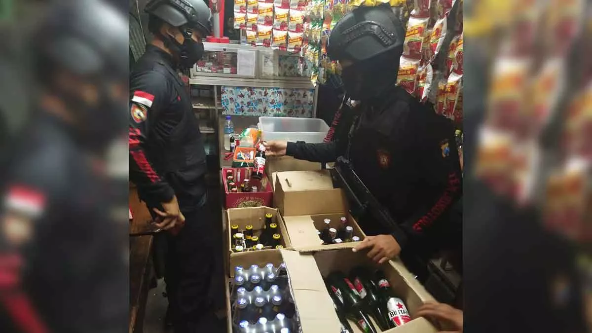 Dua Toko Jual Miras Berbagai Merk Digerebek Polres Sumenep