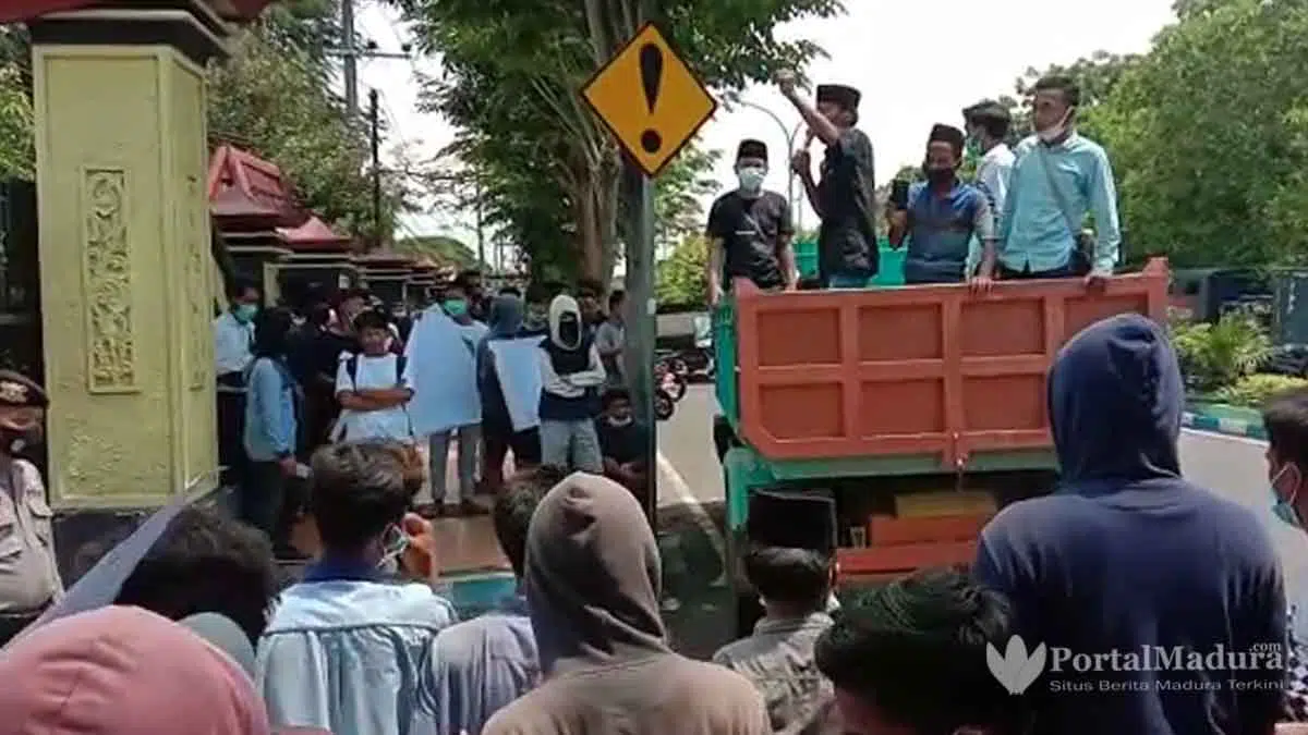 Harga Pupuk Subsidi Melambung, Petani 'Geruduk' Dispertahortbun Bangkalan