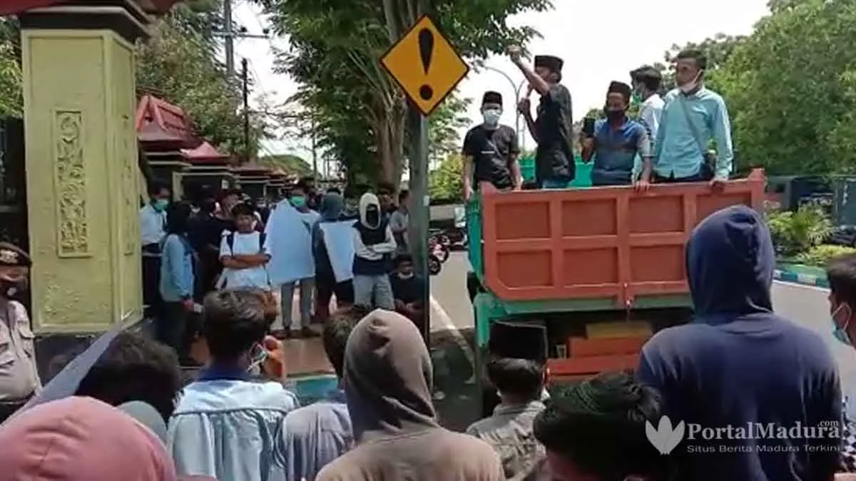 Harga Pupuk Subsidi Melambung, Petani ‘Geruduk’ Dispertahortbun Bangkalan