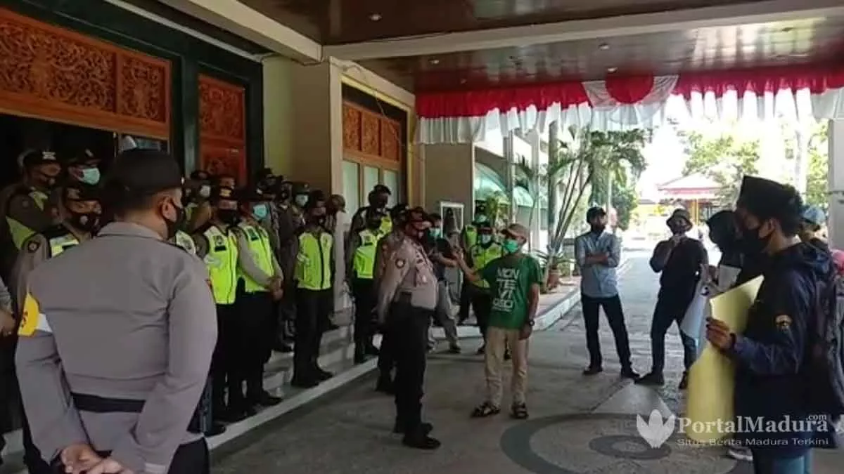 IYC Turun Jalan, Tuntut Transparansi BTT dan DID di Bangkalan