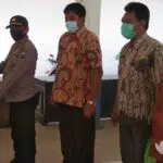 Ingatkan Prokes, Warga Disabilitas Sampang Dapat Paket Sembako