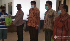 Ingatkan Prokes, Warga Disabilitas Sampang Dapat Paket Sembako