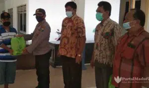 Ingatkan Prokes, Warga Disabilitas Sampang Dapat Paket Sembako