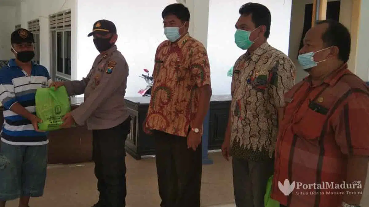 Ingatkan Prokes, Warga Disabilitas Sampang Dapat Paket Sembako
