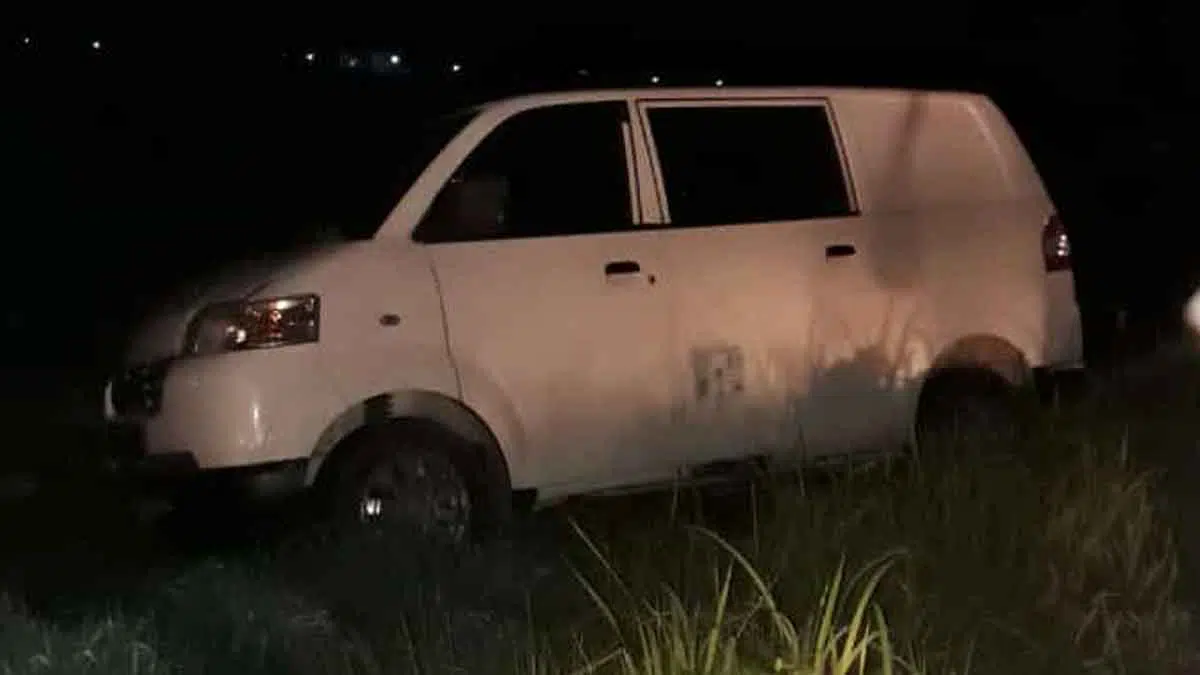 Jalan Gelap, Pemotor Hantam Suzuki APV Tewas di Sampang