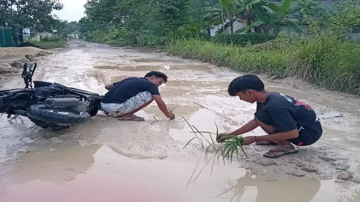 Jalan Penghubung Kecamatan Gegger dan Sepuluh Dibiarkan Rusak