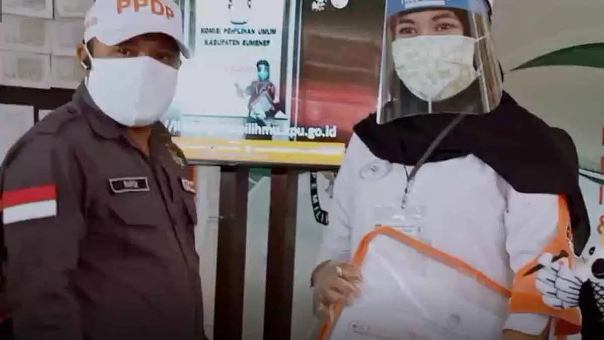 dok. Kiri, Komisioner KPU Sumenep, Rafiqi mempraktikkan penggunaan alat pelindung diri (APD) Covid-19 dengan benar (@portalmadura.com)