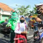 Kampanye Disiplin Prokes, Polres Sampang Bagikan Sembako dan Masker