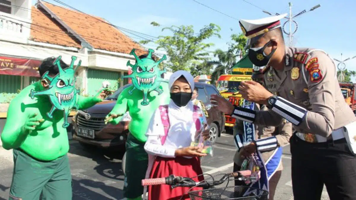 Kampanye Disiplin Prokes, Polres Sampang Bagikan Sembako dan Masker