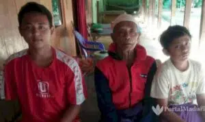 Tanpa Orang Tua, Bocah SD Sampang Rawat Kakek dan Kakak Kandung Lumpuh