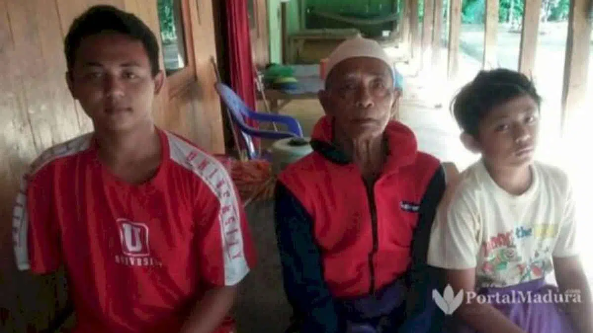 Tanpa Orang Tua, Bocah SD Sampang Rawat Kakek dan Kakak Kandung Lumpuh