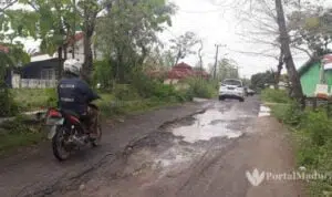 Jalan Poros Desa Dulang Sampang Dibiarkan Rusak