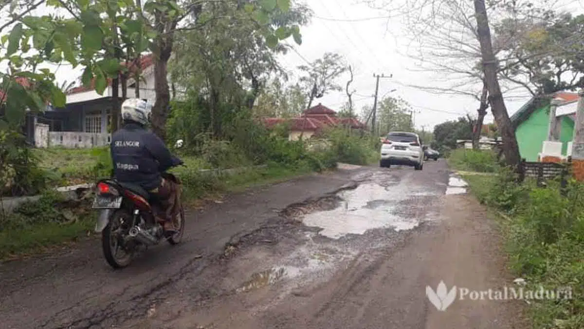 Jalan Poros Desa Dulang Sampang Dibiarkan Rusak