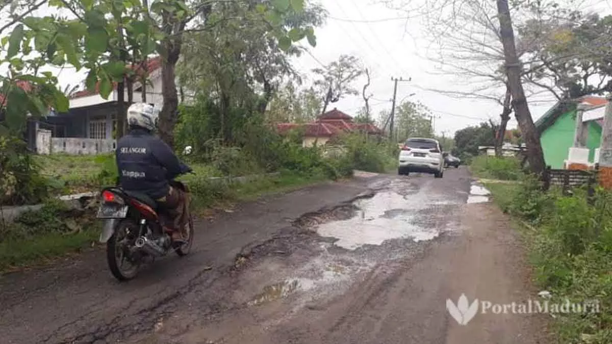 Jalan Poros Desa Dulang Sampang Dibiarkan Rusak