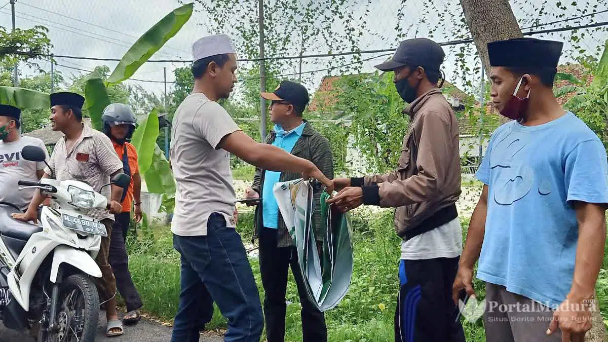 Langgar Aturan, Panwascam Batuputih Bersih-Bersih Gambar Paslon Pilkada Sumenep 2020