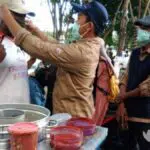 Lawan Covid-19, Wartawan Sampang Bagikan Masker Gratis