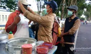 Lawan Covid-19, Wartawan Sampang Bagikan Masker Gratis
