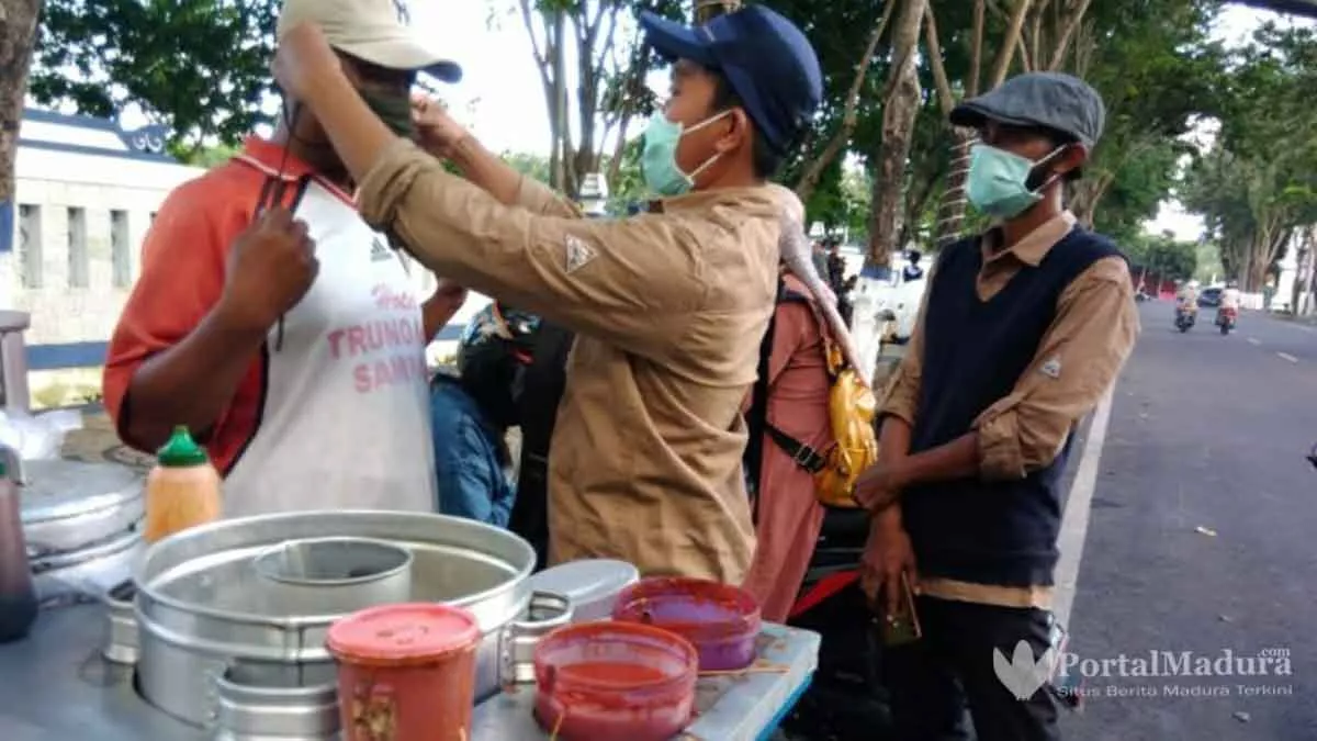 Lawan Covid-19, Wartawan Sampang Bagikan Masker Gratis
