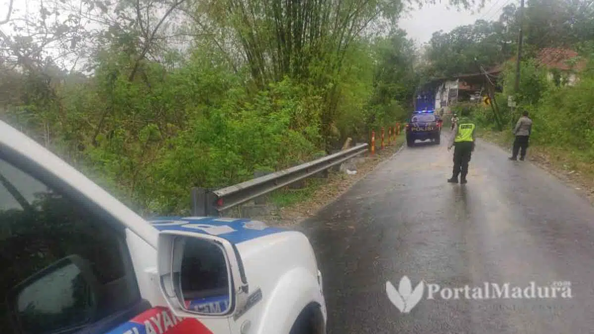 Tragis! Kepala Pemotor Tewas Terlindas Dum Truk di Sampang
