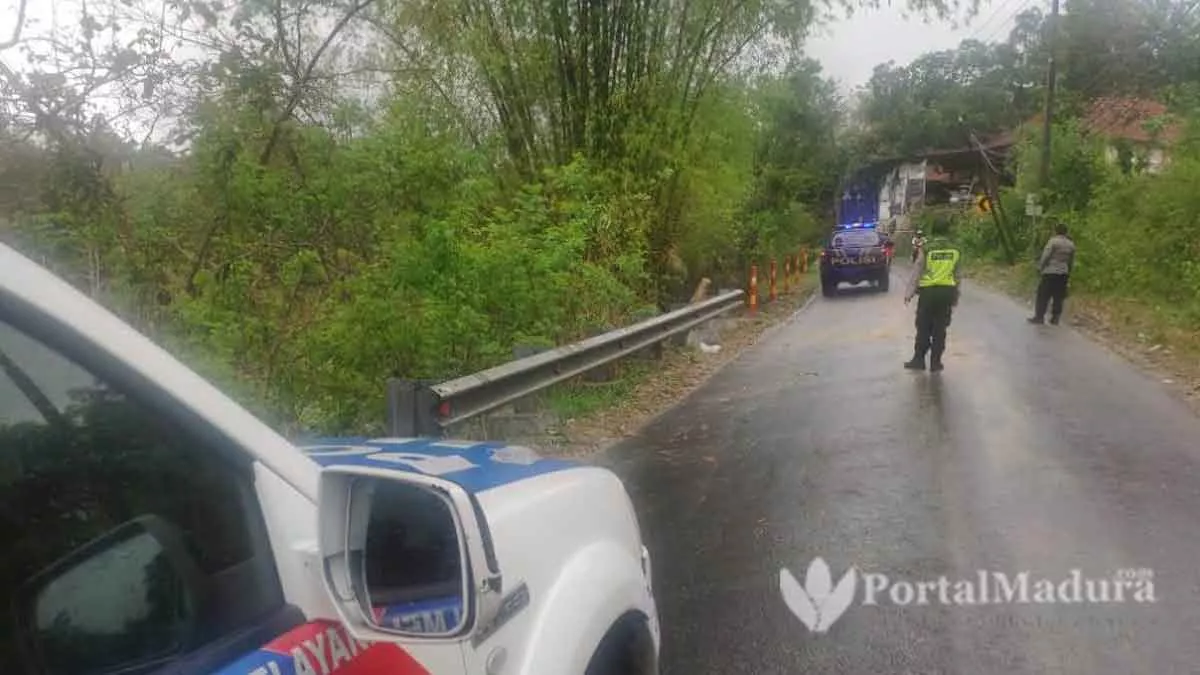 Tragis! Kepala Pemotor Tewas Terlindas Dum Truk di Sampang