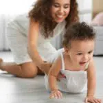 5 Cara Mudah Melatih Bayi Merangkak