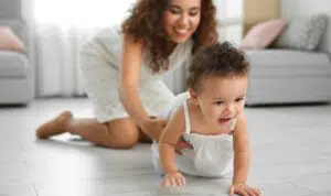 5 Cara Mudah Melatih Bayi Merangkak